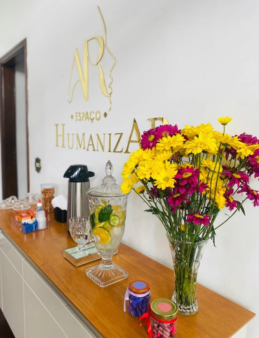 Recepção do Espaço Humanizar com flores e ambiente acolhedor